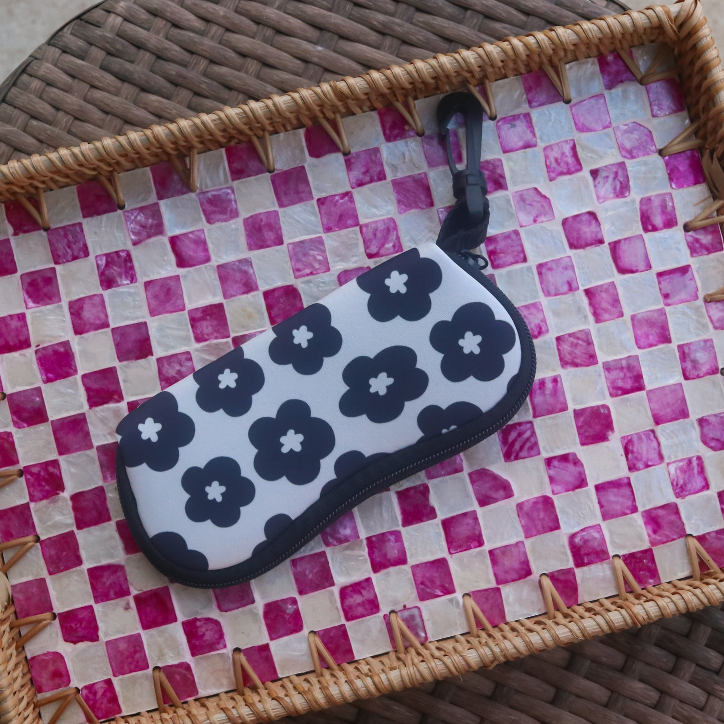 WHITE FLOWER SOFT SUNGLASSES HOLDER